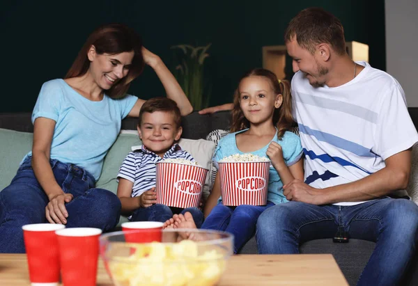 Glückliche Familie Isst Popcorn Während Sie Abends Fernsieht — Stockfoto