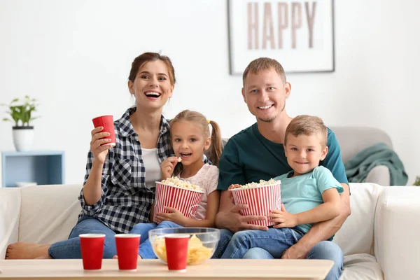 Familie Isst Popcorn Während Sie Hause Fernsieht — Stockfoto