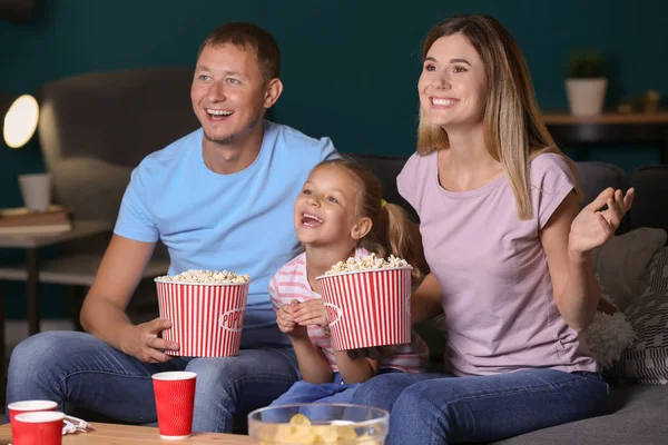 Familie Isst Popcorn Während Sie Abends Fernsieht — Stockfoto