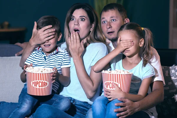 Familie Isst Popcorn Während Sie Abends Gruselfilm Guckt — Stockfoto