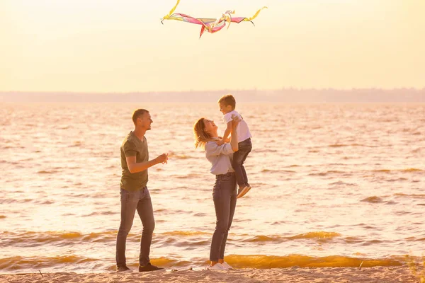 Mutlu Aile Uçan Uçurtma Nehri Yakınında — Stok fotoğraf