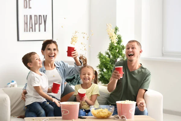 Familie Spielt Hause Mit Popcorn Vor Dem Fernseher — Stockfoto
