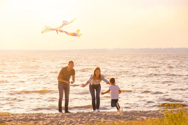 Mutlu Aile Uçan Uçurtma Nehri Yakınında — Stok fotoğraf