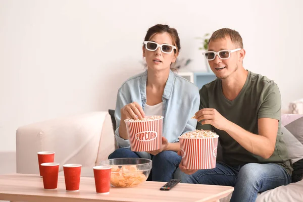 Couple Eating Popcorn While Watching Home — Stock Photo, Image