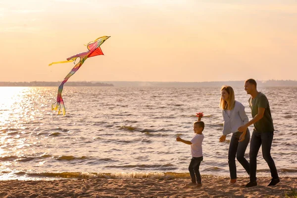 Glückliche Familie Fliegenden Drachen Der Nähe Des Flusses Bei Sonnenuntergang — Stockfoto