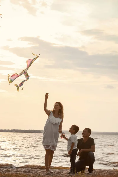 Gün Batımında Nehri Yakınında Mutlu Aile Uçan Uçurtma — Stok fotoğraf