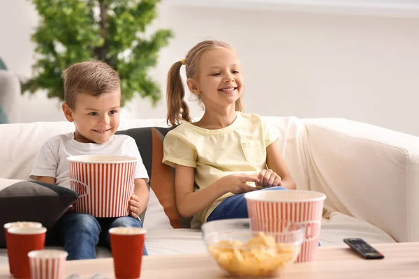Niedliche Kinder Essen Popcorn Während Sie Hause Fernsehen — Stockfoto