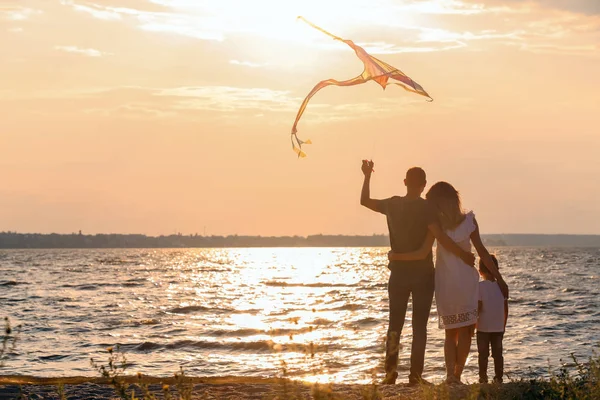 Gün Batımında Nehri Yakınında Mutlu Aile Uçan Uçurtma — Stok fotoğraf