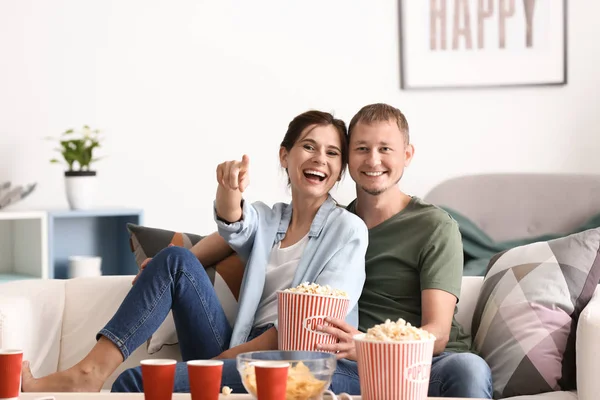 Coppia Mangiare Popcorn Mentre Guarda Casa — Foto Stock