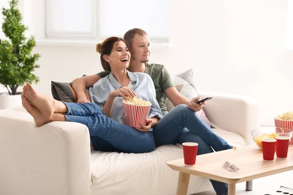 Para Jedzenie Popcorn Podczas Oglądania Telewizji Domu — Zdjęcie stockowe