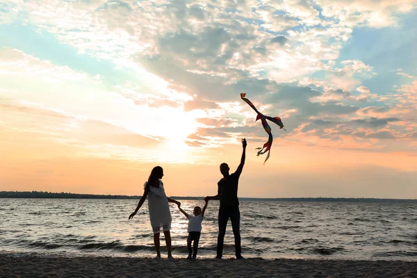 Gün Batımında Nehri Yakınında Mutlu Aile Uçan Uçurtma — Stok fotoğraf