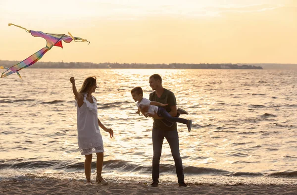 Glückliche Familie Fliegenden Drachen Der Nähe Des Flusses Bei Sonnenuntergang — Stockfoto