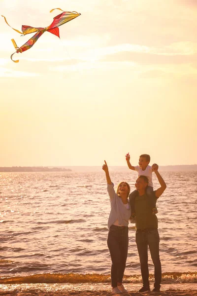 Gün Batımında Nehri Yakınında Mutlu Aile Uçan Uçurtma — Stok fotoğraf