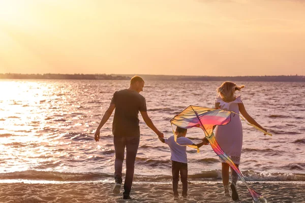 Gün Batımında Nehri Yakınında Mutlu Aile Uçan Uçurtma — Stok fotoğraf