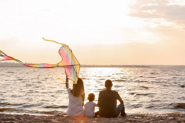 Happy Family Flying Kite River Sunset — Stock Photo, Image