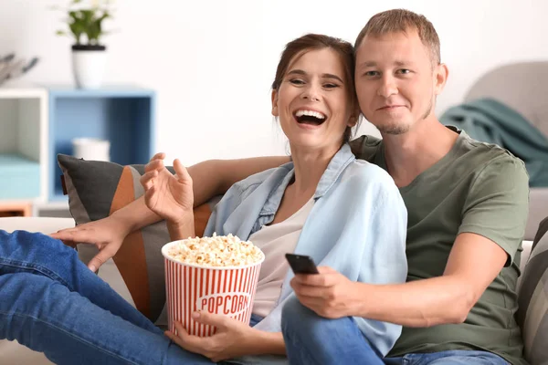 Paar Popcorn Eten Terwijl Kijkt Thuis — Stockfoto