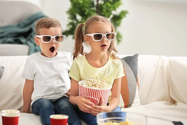 Niedliche Kinder Essen Popcorn Während Sie Hause Fernsehen — Stockfoto