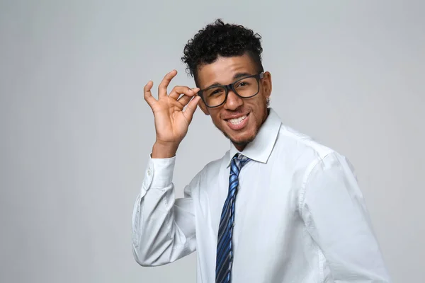 Bonito Empresário Afro Americano Usando Óculos Fundo Cinza — Fotografia de Stock