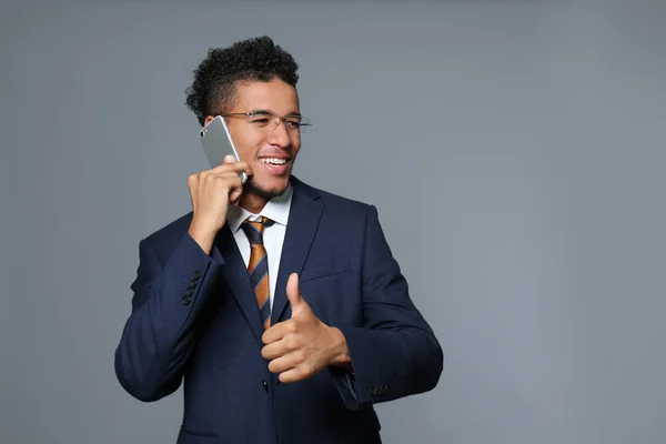 Beau Homme Affaires Afro Américain Parlant Par Téléphone Portable Sur — Photo
