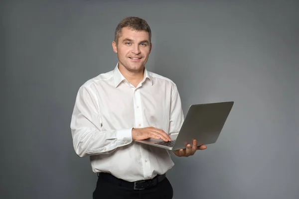 Hombre Negocios Guapo Con Portátil Sobre Fondo Gris — Foto de Stock