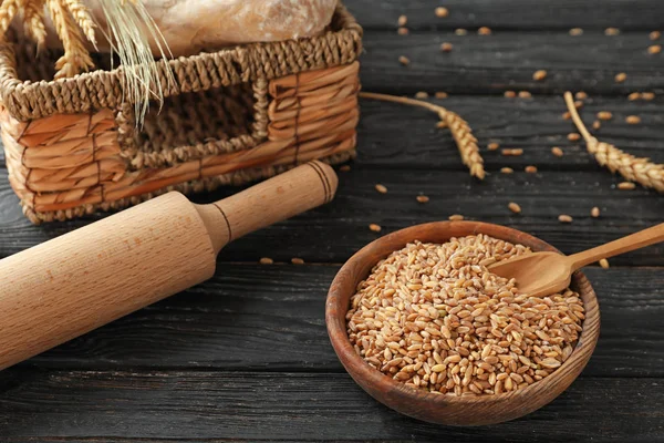 Ciotola Con Chicchi Grano Fondo Legno — Foto Stock