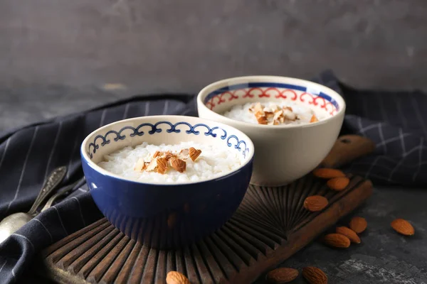 Mangkuk Dengan Puding Nasi Lezat Dan Kacang Kacangan Papan — Stok Foto