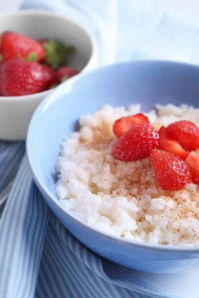 Bowl Delicious Rice Pudding Strawberry Table Closeup — Stock Photo, Image