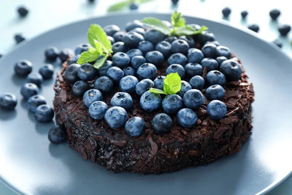 Blueberry Pyszne Czekoladowe Ciasto Talerzu Zbliżenie — Zdjęcie stockowe