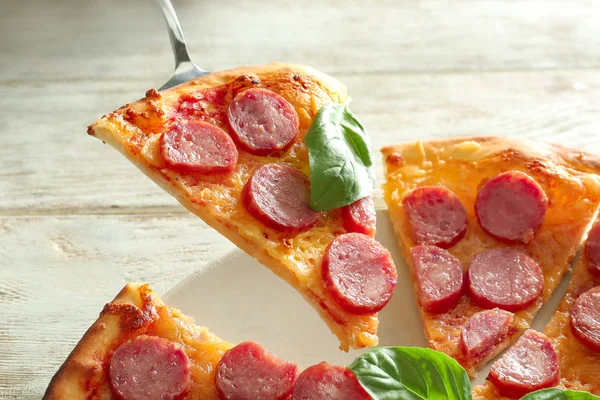 Mit Schaufel Ein Stück Leckere Pizza Vom Teller Nehmen Nahaufnahme — Stockfoto