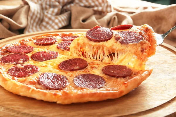 Leckere Pizzascheiben Vom Holzbrett Nehmen Nahaufnahme — Stockfoto