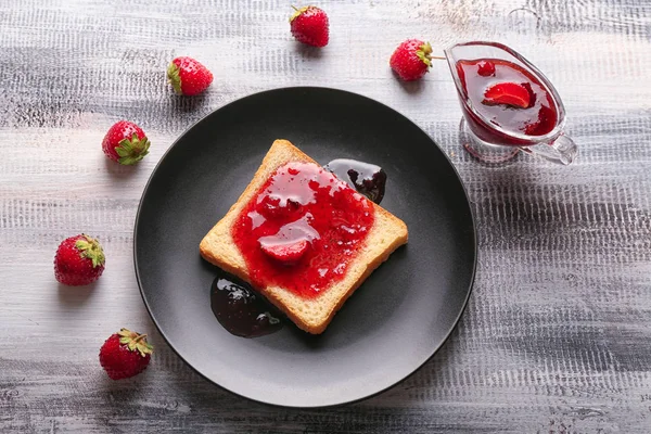 Assiette Avec Tranche Pain Délicieuse Confiture Fraises Sur Table Bois — Photo