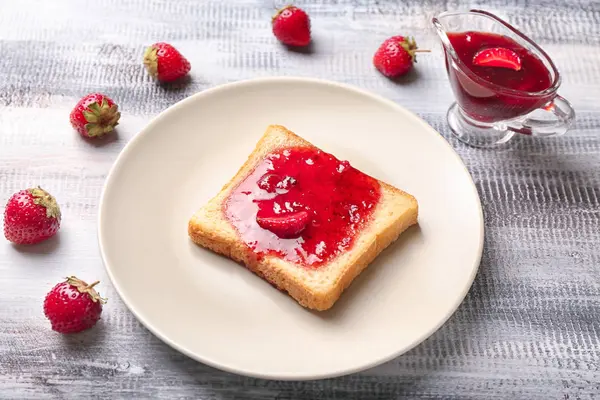 Assiette Avec Tranche Pain Délicieuse Confiture Fraises Sur Table Bois — Photo