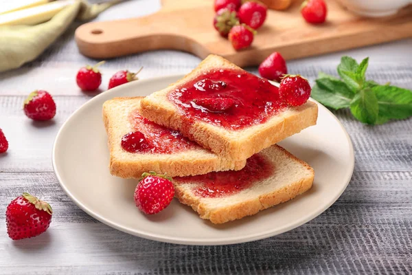 Assiette Avec Tranches Pain Délicieuse Confiture Fraises Sur Table Bois — Photo