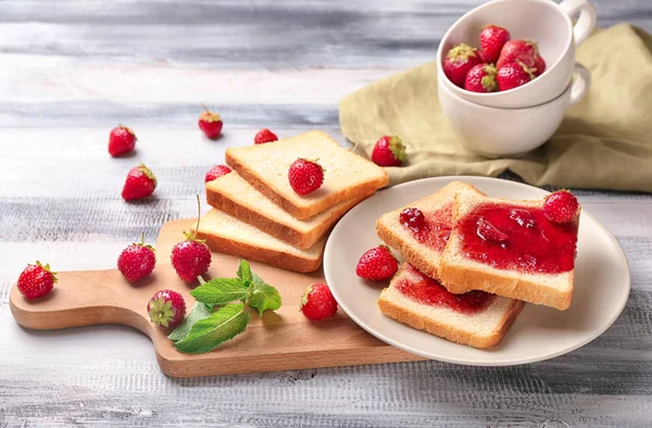 Composition Avec Tranches Pain Délicieuse Confiture Fraises Sur Table Bois — Photo