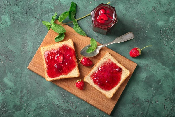Board Slices Bread Delicious Strawberry Jam Green Table — Stock Photo, Image