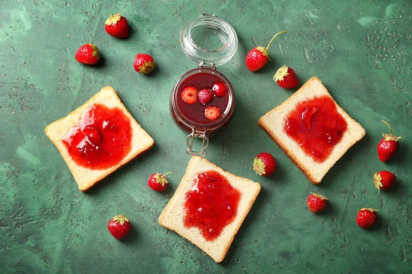 Tranches Pain Avec Délicieuse Confiture Fraises Sur Table Verte — Photo