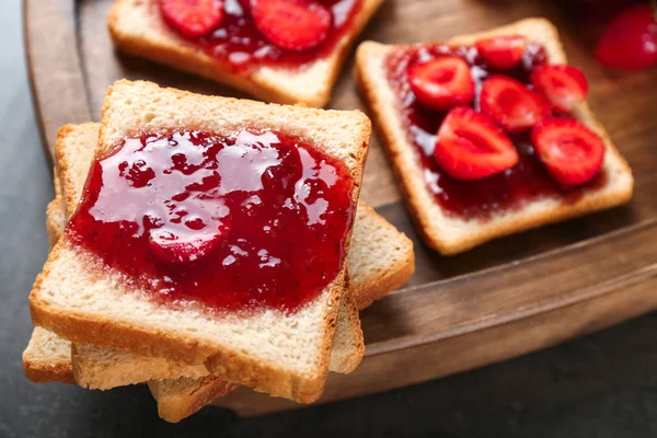 Tranches Pain Avec Délicieuse Confiture Fraises Bord Gros Plan — Photo