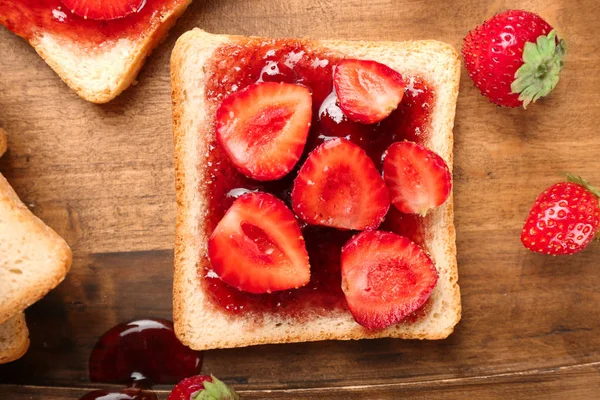 Rebanada Pan Con Deliciosa Mermelada Fresa Tablero Madera Vista Superior — Foto de Stock