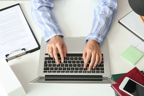 Fastighetsmäklare Arbetar Laptop Office — Stockfoto