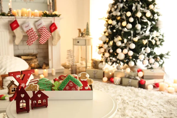 Mesa Con Galletas Habitación Decorada Para Navidad — Foto de Stock