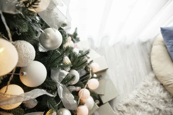 美丽的装饰圣诞树与礼物在房间里 — 图库照片