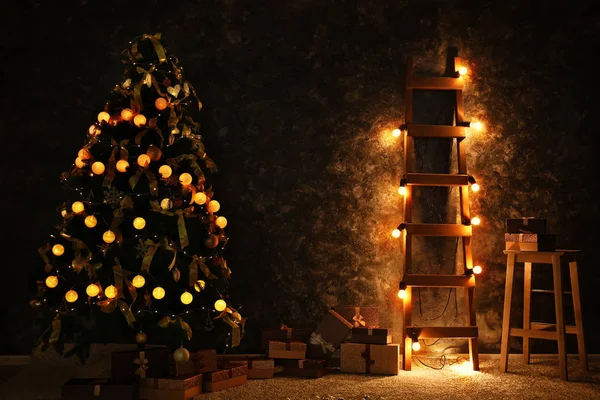 Árvore Abeto Natal Elegante Com Grinalda Presentes Perto Parede Escura — Fotografia de Stock
