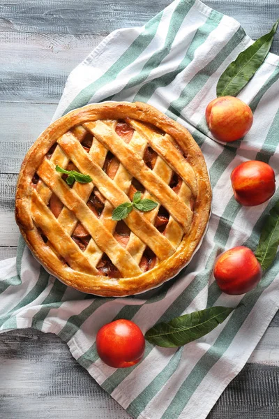 Délicieuse Tarte Aux Pêches Sur Table Bois — Photo