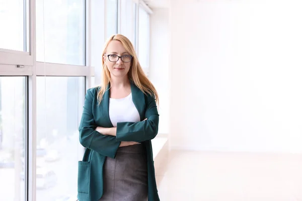 Elegante Mujer Negocios Cerca Ventana Oficina — Foto de Stock