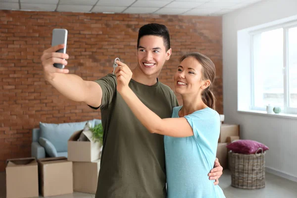 Young Couple Taking Selfie Key New House — Stock Photo, Image
