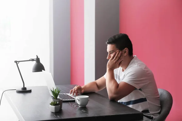 Jonge Freelancer Werkt Thuis Aan Laptop — Stockfoto