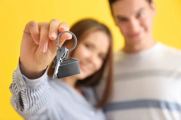 Pareja Joven Con Llave Nueva Casa Primer Plano — Foto de Stock