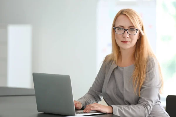 Empresária Elegante Trabalhando Escritório — Fotografia de Stock