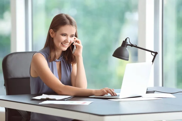 Jovem Empresária Conversando Por Telefone Celular Escritório — Fotografia de Stock