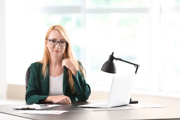 Empresária Elegante Trabalhando Escritório — Fotografia de Stock